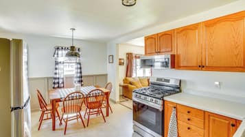 House (3 Bedrooms) | Interior