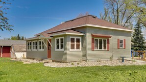 A single-story house with a sloped roof, a front porch, and a small front yard with gravel and grass. - Vacation Rental Near South Dakota State University (Aurora)