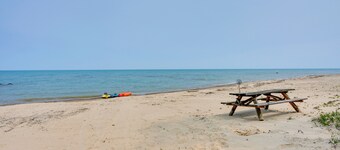 Beachy Palms Cottage on Lake Huron w/ Hot Tub!