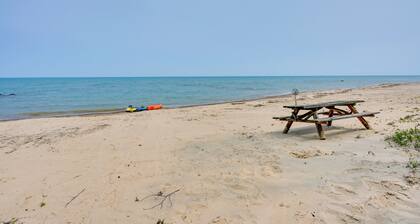 Beachy Palms Cottage on Lake Huron w/ Hot Tub!