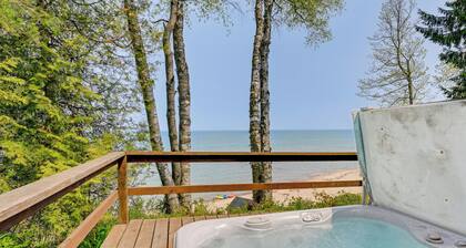 Beachy Palms Cottage on Lake Huron w/ Hot Tub!