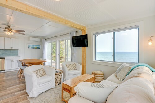 Beachy Palms Cottage on Lake Huron w/ Hot Tub!