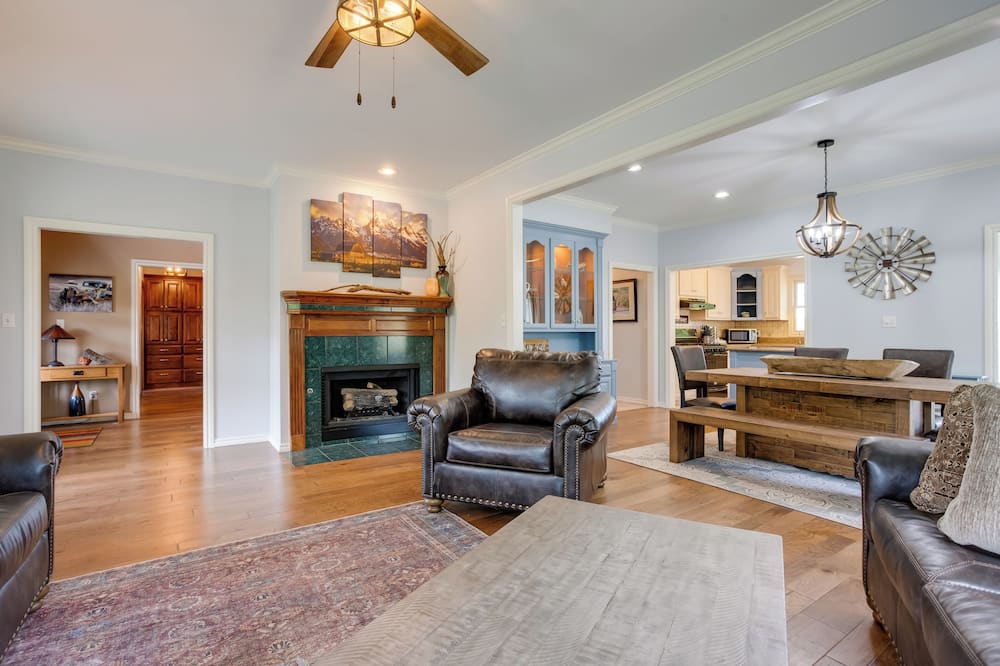 Home in Cimarron National Golf Club w/ Hot Tub! - Cashion, OK