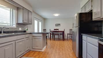 House (4 Bedrooms) | Private kitchen | Microwave, oven, stovetop, dishwasher