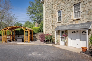 A stone building with a sign reading "Laundry" and a wooden gazebo with benches. - Quakertown Vacation Rental: Close to Hiking Trails (Quakertown)