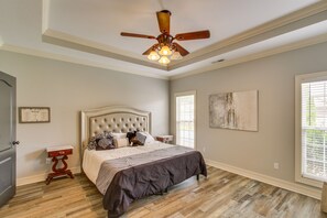 3 bedrooms, laptop workspace, iron/ironing board, bed sheets - Muscle Shoals Home < 3 Mi to Recording Studios! (Muscle Shoals)