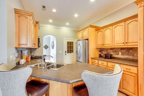 Casa (3 Bedrooms) | Cocina privada | Microondas, horno, parrilla de estufa y lavavajillas 