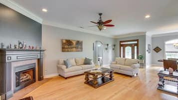 TV, lò sưởi, sách