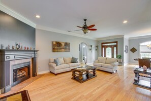 TV, fireplace, books - Muscle Shoals Home < 3 Mi to Recording Studios! (Muscle Shoals)