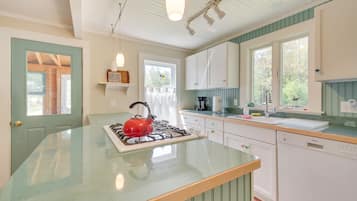 Cottage (3 Bedrooms) | Private kitchen | Microwave, oven, stovetop, dishwasher
