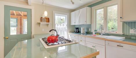 Cottage (3 Bedrooms) | Private kitchen | Microwave, oven, stovetop, dishwasher