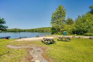 Outdoor dining - Washington Vacation Rental w/ Lake Access & Grill! (Washington)