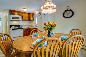Dining - Washington Vacation Rental w/ Lake Access & Grill! (Washington)