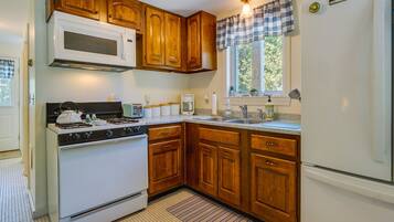 Maison (3 Bedrooms) | Cuisine privée | Micro-ondes, four, plaque de cuisson, grille-pain