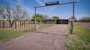 A rural entrance with a sign reading "WOODARD RANCH." - Stargaze, Hike & Kayak: Cabin Near Copper Breaks! (Crowell)