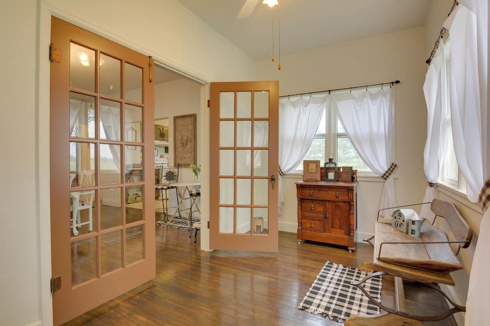 Pet-friendly Home: Patio & Yard in Sheldon - Liberal, MO