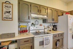 Interior - Pet-friendly Home: Patio & Yard in Sheldon (Sheldon)