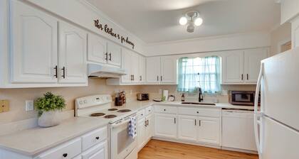 Bright Lynn Haven Home w/ Screened Porch & Yard!