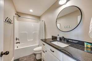 House (3 Bedrooms) | Bathroom - Peaceful Leitchfield Cabin by Mammoth Cave NP (Leitchfield)