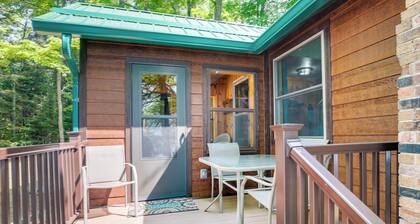 Lakefront Pearson Cottage w/ Swim Dock + Kayaks!