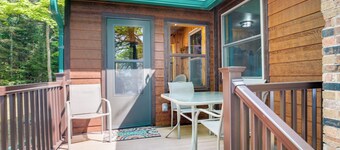 Lakefront Pearson Cottage w/ Swim Dock + Kayaks!