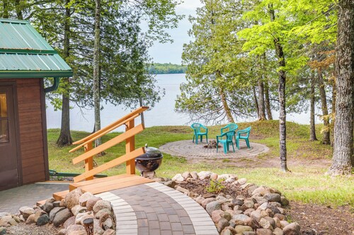 Lakefront Pearson Cottage w/ Swim Dock + Kayaks!