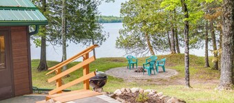 Lakefront Pearson Cottage w/ Swim Dock + Kayaks!