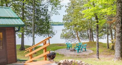 Lakefront Pearson Cottage w/ Swim Dock + Kayaks!