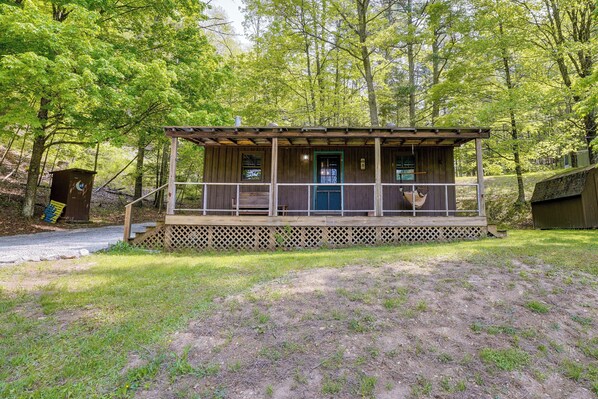 A wooden cabin with a porch, surrounded by trees. - 2 Mi to Green Bank Observatory! Mtn-view Cabin (Green Bank)
