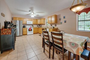 House (4 Bedrooms) | Interior - The Winehouse Rental in Muenster: Near Wineries! (Muenster)