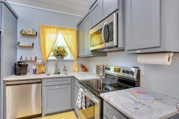 House (2 Bedrooms) | Interior - Cozy Mount Vernon Cabin Rental Near Fishing Lakes! (Mount Vernon)