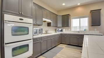 House (4 Bedrooms) | Dapur peribadi | Ketuhar gelombang mikro, ketuhar, dapur, mesin basuh pinggan mangkuk
