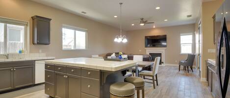 Hus (4 Bedrooms) | Eget kjøkken | Mikrobølgeovn, ovn, kokeplater og oppvaskmaskin