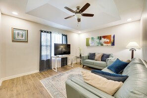 House (3 Bedrooms) | Interior - San Juan Home w/ Spacious Backyard Near Border! (San Juan)