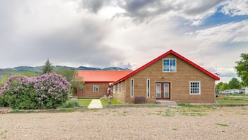 House (4 Bedrooms) | Front of property
