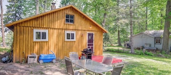 Charming Michigan Cottage w/ Sunroom & Lake Access