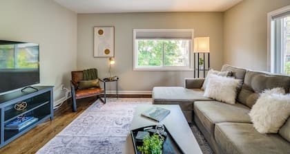 Top-floor Wyandotte Apt Near Detroit Riverfront!