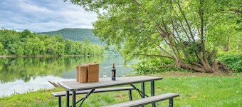 Historic Home on Farm, 15 Mi to Williamsport!