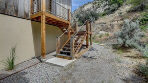 En træbygning med balkon og trappe op til et øvre niveau.