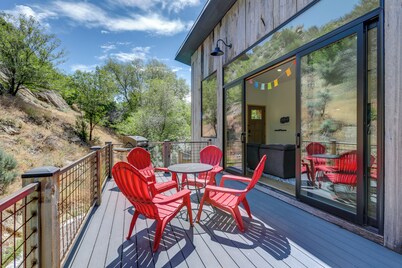 New Castle Getaway w/ Grill & Mountain Views!