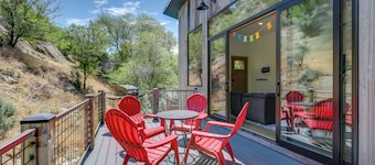 New Castle Getaway w/ Grill & Mountain Views!