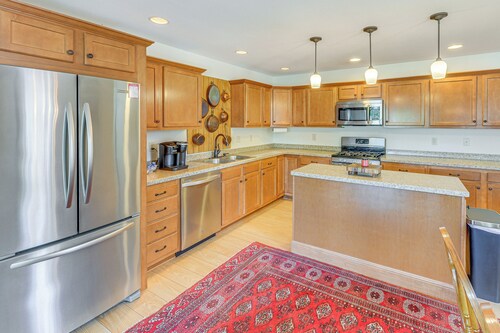 Wfh-friendly Columbiana Vacation Rental w/ Deck!