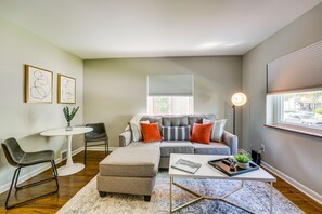 Living area - Wyandotte Vacation Rental Apartment Near Hospital! (Wyandotte)