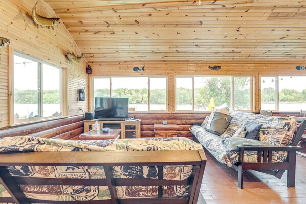TV, fireplace - Rock River Hideaway on Private 5-acre Island! (Oregon)