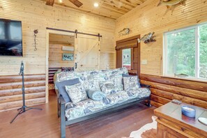 TV, fireplace - Rock River Hideaway on Private 5-acre Island! (Oregon)