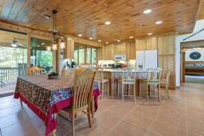 House (3 Bedrooms) | Interior