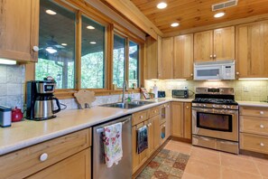 House (3 Bedrooms) | Interior - Almond Vacation Rental w/ Mountain Views! (Almond)