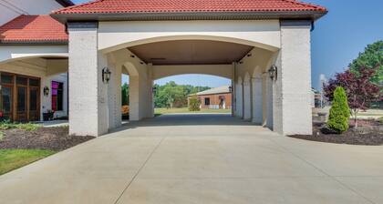 Loretto Vacation Rental w/ Community Resort Perks