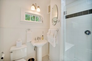House (3 Bedrooms) | Interior - Mobjack Bay Rental on Private Cove! (Bohannon)