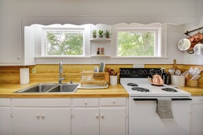 Interior - Mobjack Bay Rental on Private Cove! (Bohannon)